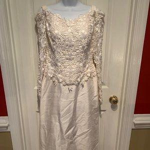 Vintage Straight line Wedding dress w/attach train Algeria's Bridal Size 10